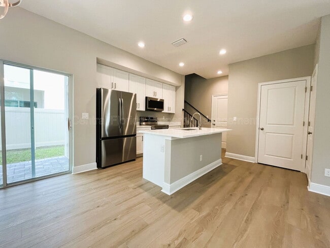 Building Photo - 2220 S Bumby Ave