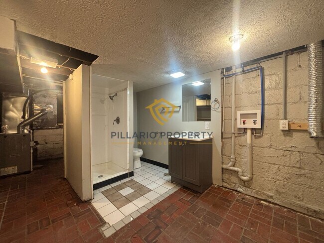 Building Photo - Renovated 3 Bedroom 2 Bathroom in Brookside Park available now!