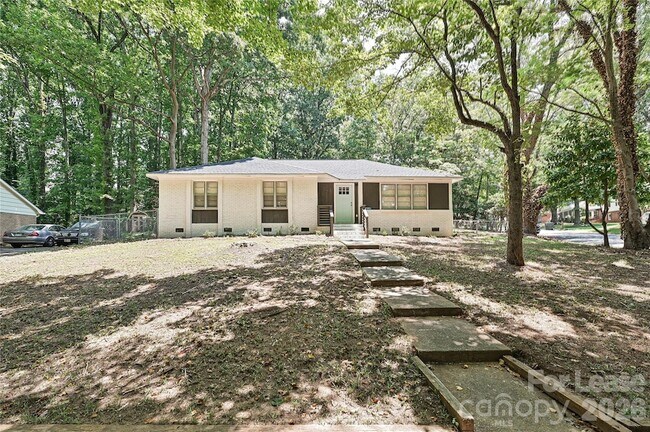Building Photo - 5121 Farm Pond Ln