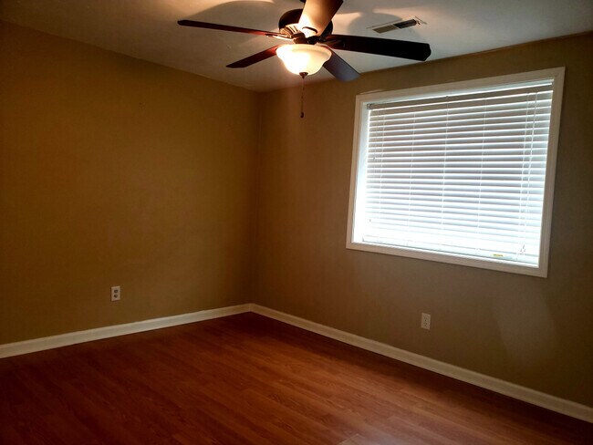 Building Photo - 620 S 4th Ave