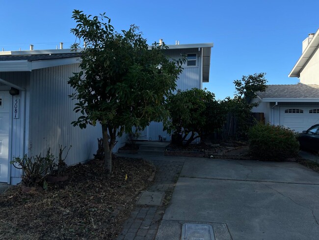 Building Photo - New Price $2,100.00 South Davis Townhome On Veranda Terrace,  3+1.5, Garage, Small backyard, Frui...