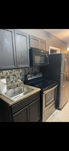 Guest room kitchen - 208 E Ligustrum Blvd