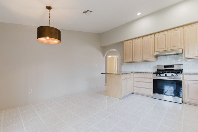 Building Photo - MOVE IN SPECIAL: $500 off the First Month ...