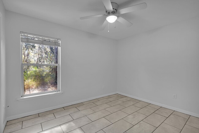 Building Photo - 3/2 Home In Silver Springs Shores