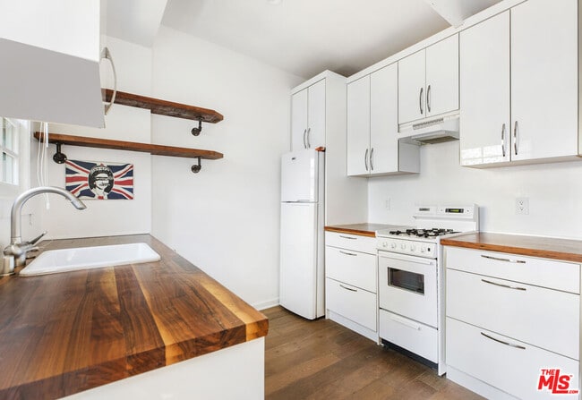 Building Photo - 3472 Rowena Ave