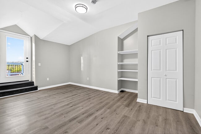 Building Photo - 517 Armandale St