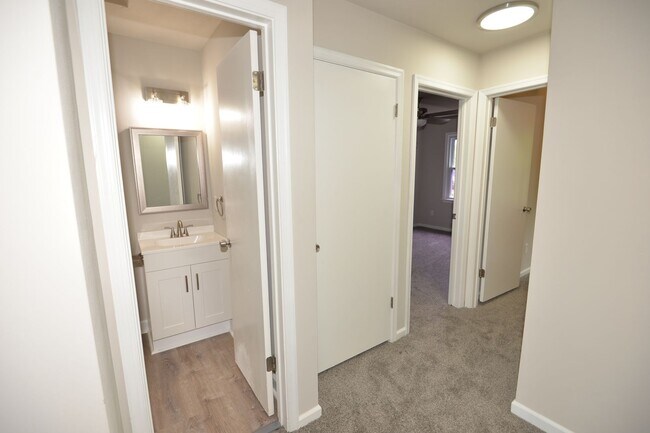 Building Photo - Renovated Townhome for Rent
