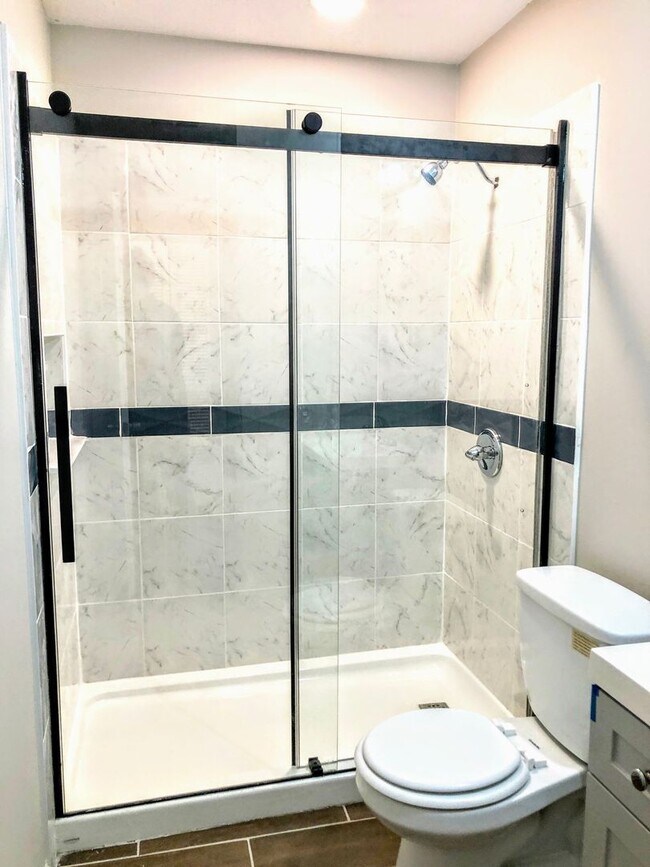 Building Photo - 2 bedroom 1 bathroom Duplex | Landscaping Included