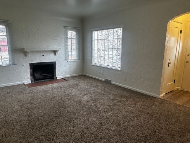 Building Photo - 1809 10th Ave