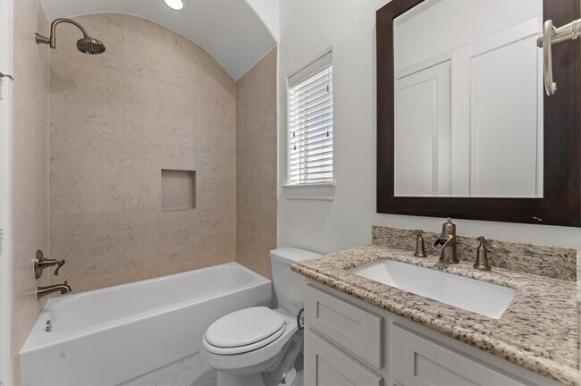 Building Photo - 2202 Lakeshore Edge Dr