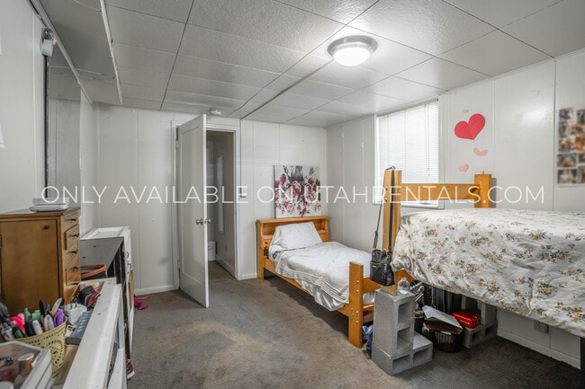 Building Photo - 547 E 400 N