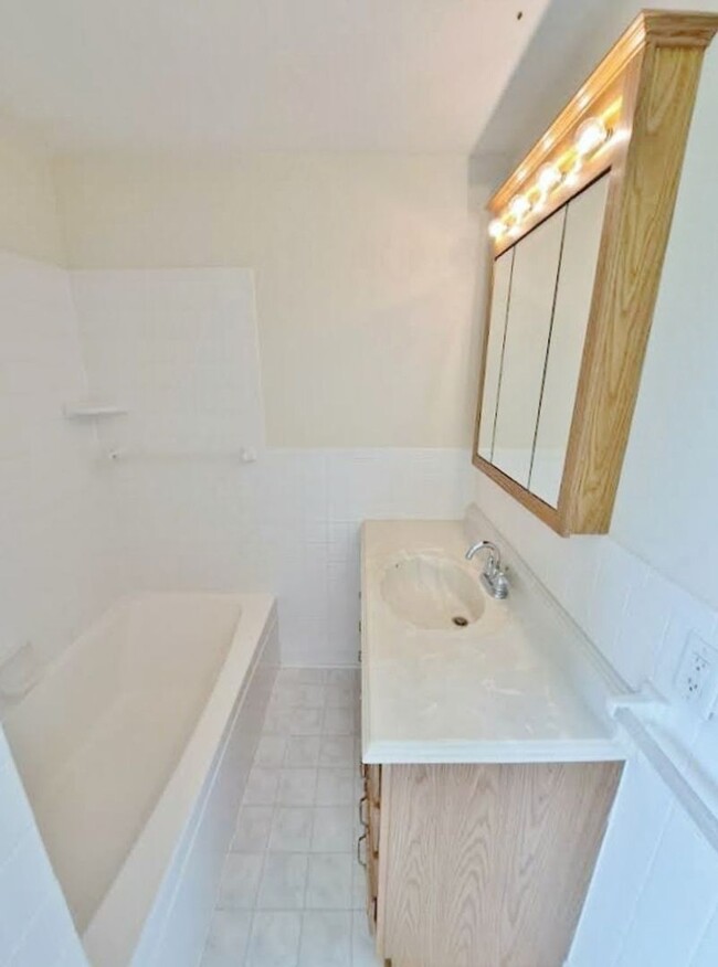 Building Photo - 3 Bed / 1-1/2 Bath Single Family w/2 Car G...