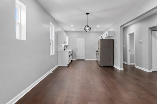 Building Photo - 729 60th Pl
