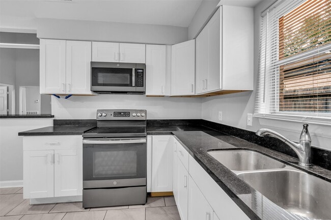 Building Photo - 4407 Hickory Grove Dr