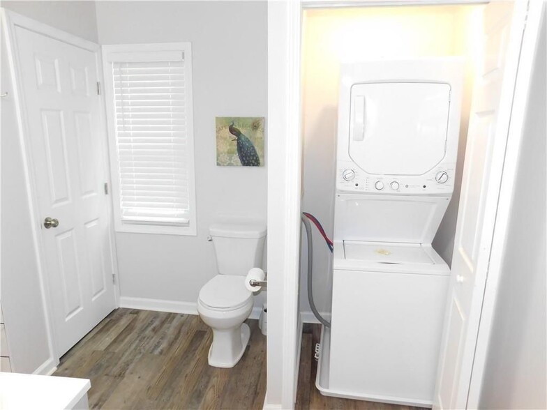 Building Photo - 213 Claire Dr SE