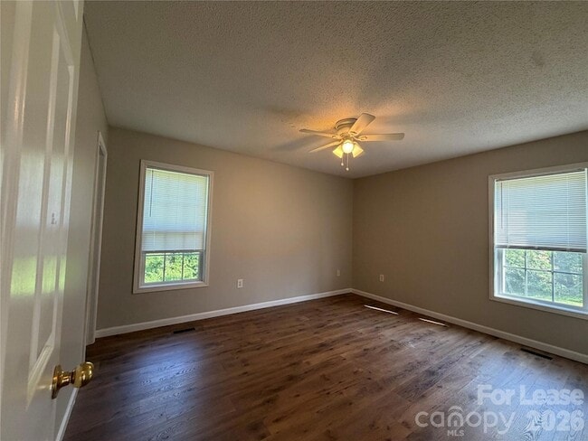 Building Photo - 375 Brookfield Dr