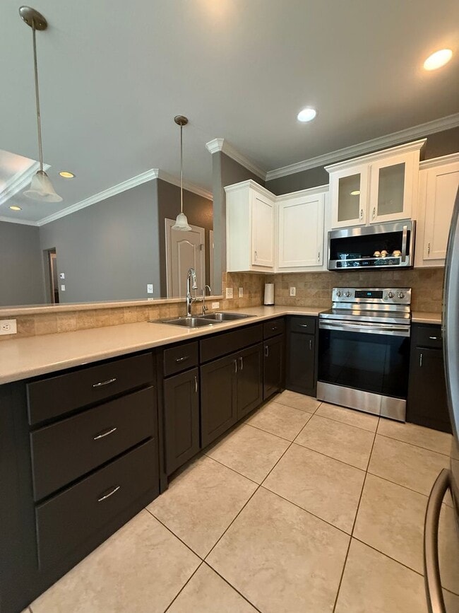 Building Photo - Beautiful 4 bedroom 2 bath home centrally located for added convenience
