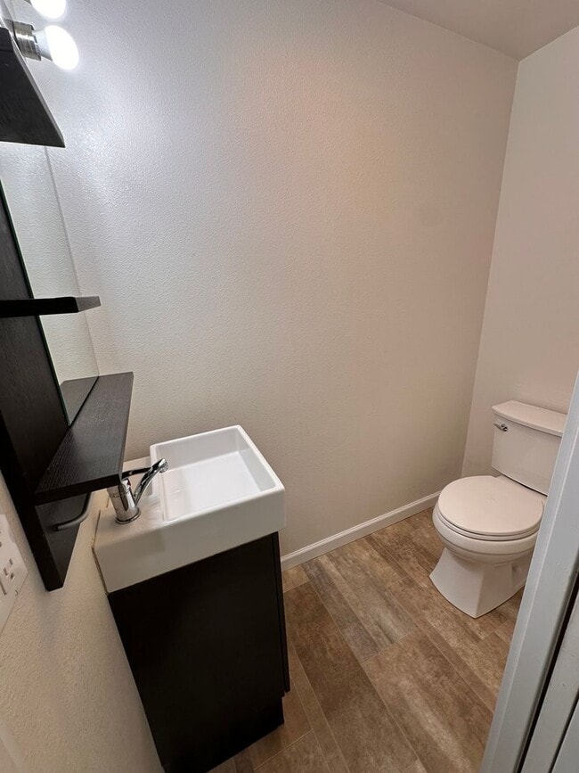 Building Photo - Large UW Townhome available for 2026-2027 school year!