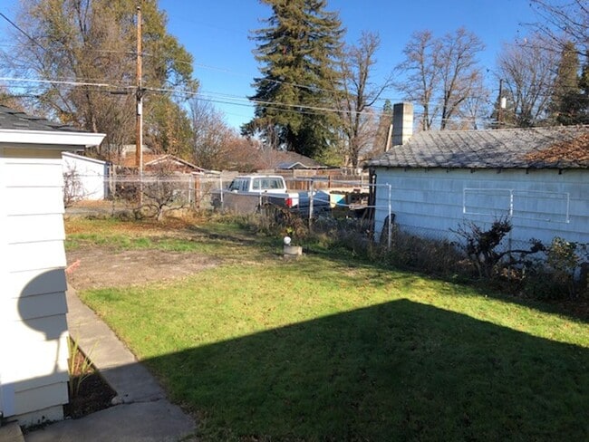 Building Photo - SINGLE LEVEL, 3 BEDROOM HOME WITH DETACHED...