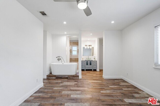 Building Photo - 1231 W 87th St