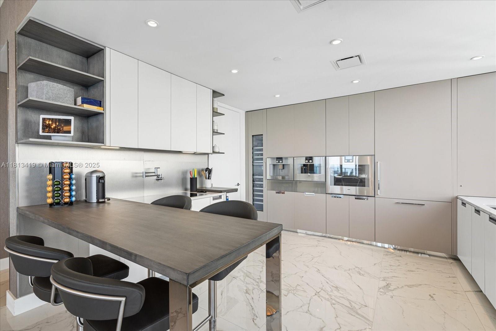 Building Photo - 15701 Collins Ave