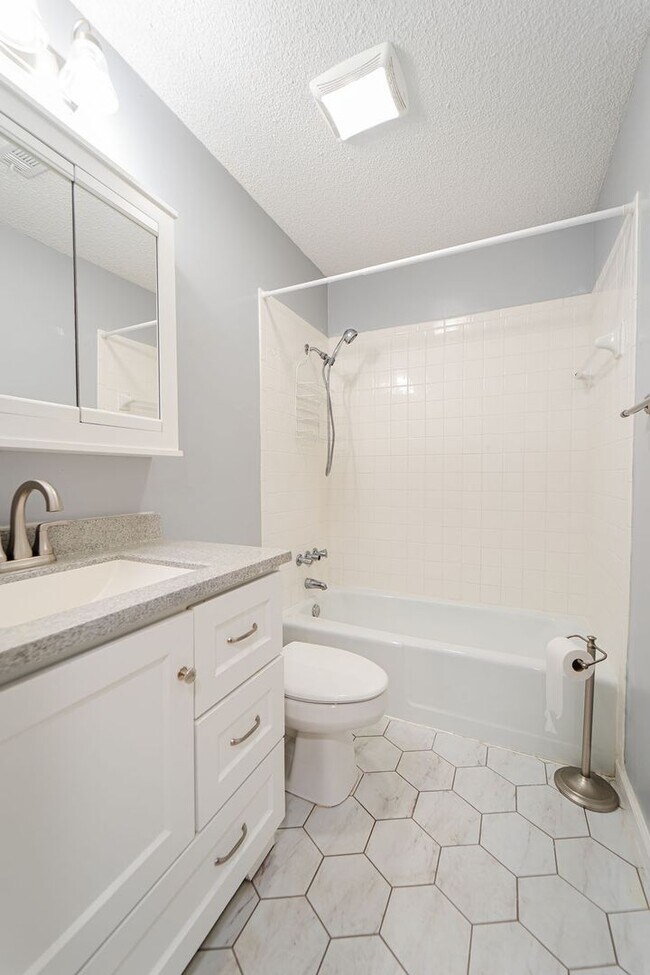 Building Photo - 26 Orantes Pl