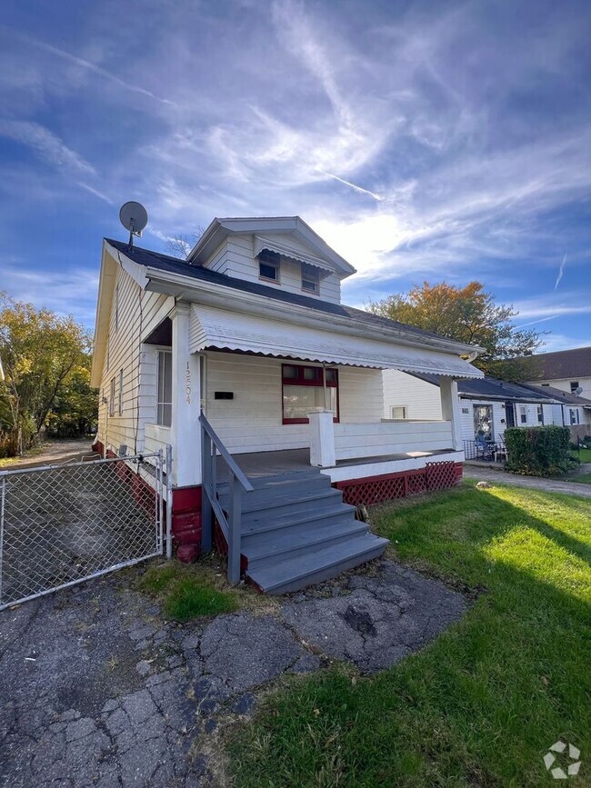 Building Photo - Section 8 Accepted: Affordable 4 Bed, 1 Ba...