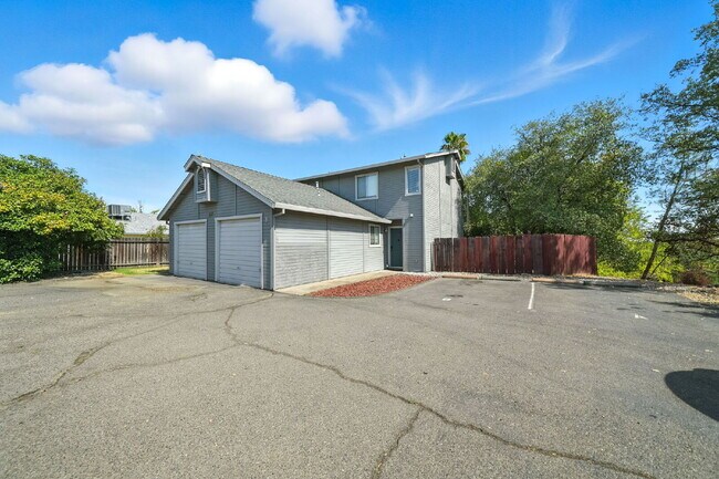 Building Photo - Adorable 2/1.5 with private back yard, ful...