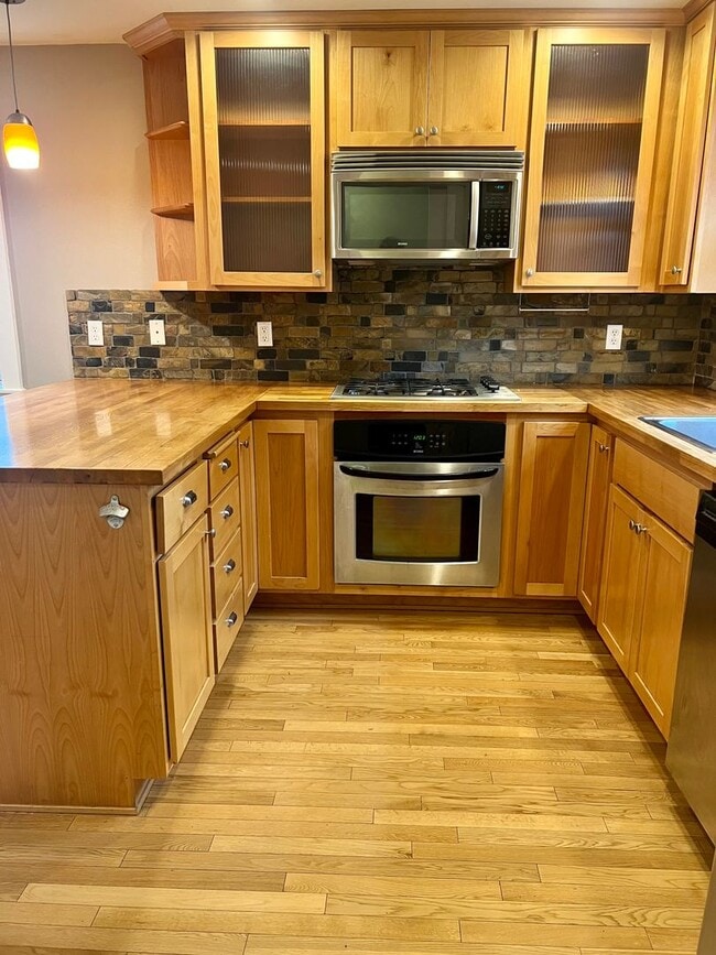 Building Photo - Available 1/0! Cozy townhouse in the Mt Baker neighborhood.