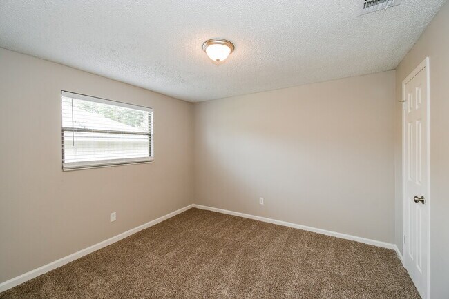 Building Photo - 460 Kevin Dr