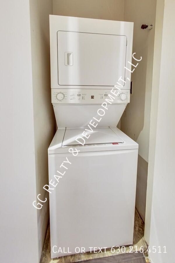 Building Photo - 1423 W Oakdale-Unit G