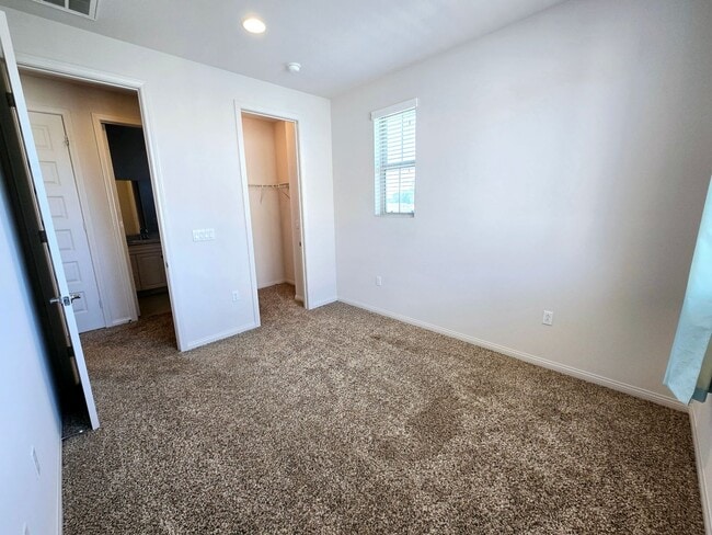 Building Photo - Tri-level Townhome in Prime Fullerton Location!
