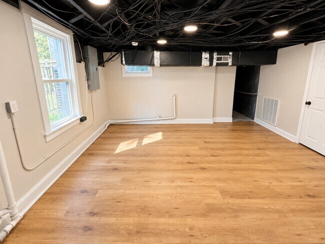 Building Photo - 236 Pinewood Ave