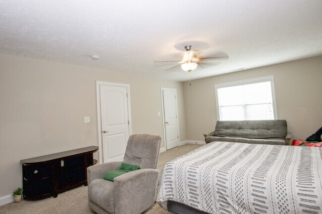 Building Photo - "Large 3-Bedroom plus BONUS Retreat with S...