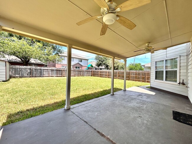 Building Photo - Spacious 4/BR 2.5/BA Home with Large Fence...