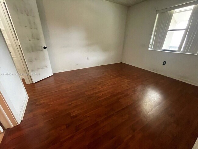 Building Photo - 6040 Shaker Wood Cir