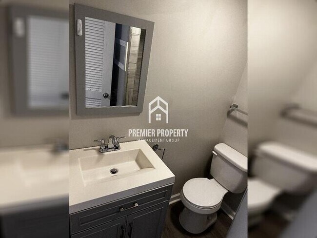 Building Photo - 1411 Highland Ave SE #B - HALF OFF FIRST M...