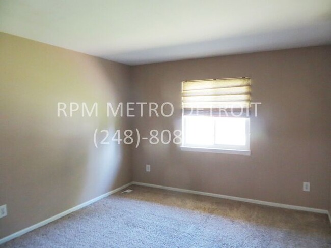 Building Photo - Sterling Heights Condo(16 Mile & Mound)