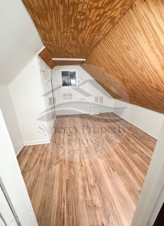 Building Photo - Crestline Home Available Now