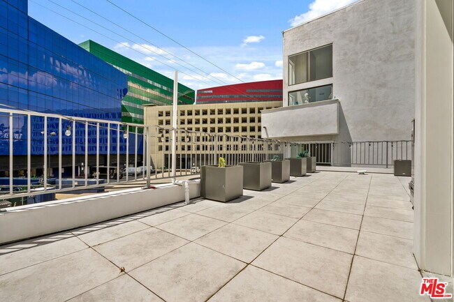 Building Photo - 621 Huntley Dr