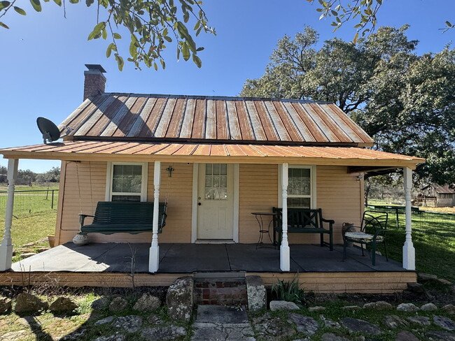 Building Photo - Unique country living in fully furnished c...