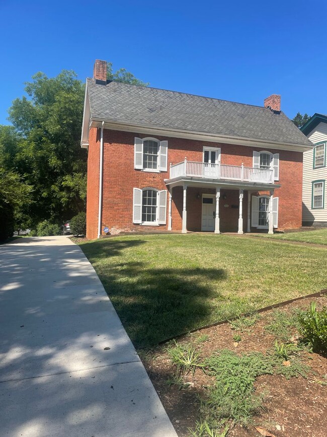 Building Photo - Gorgeous 2 story home in the historic Poin...