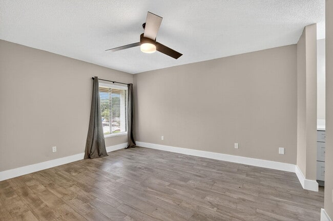 Building Photo - 400 Club Cir