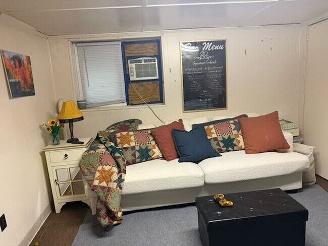 Building Photo - 4 Bedroom Townhome Across Street from JMU