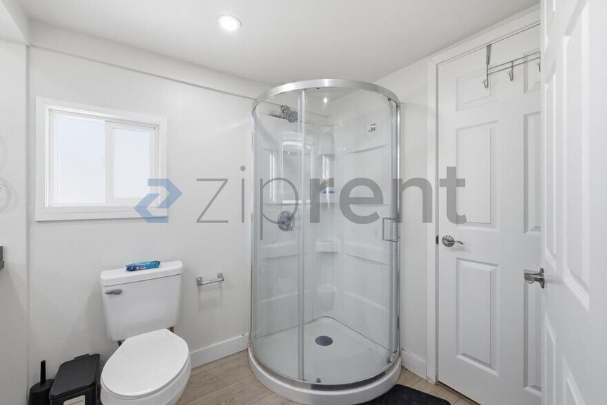 Building Photo - Unit 2