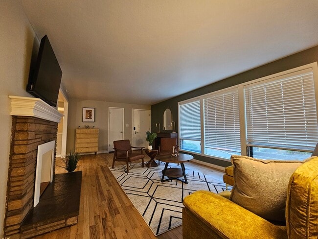 Building Photo - Fully Furnished Mid Century Charmer- month to month/midterm/short term, 3 bedrooms, highly desira...