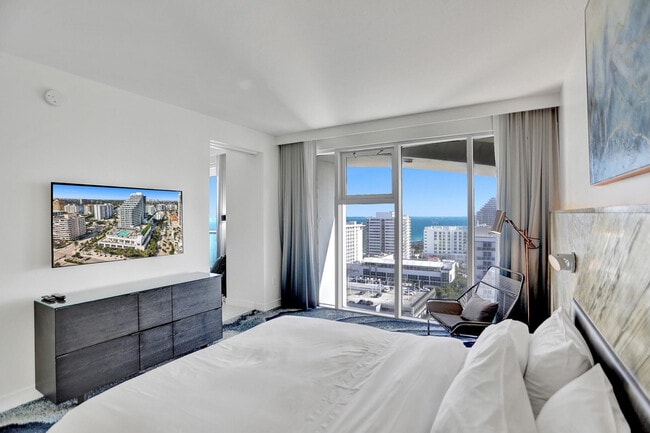 Building Photo - 3101 Bayshore Dr