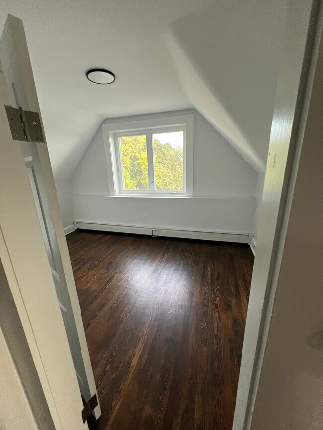 Building Photo - 195 Maple St