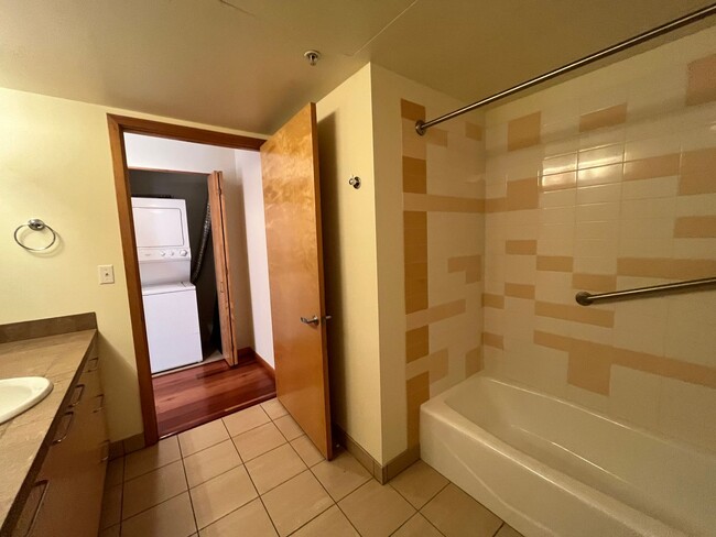 Building Photo - 1 Bed/1 Bathroom Condo in Pearl district ~...