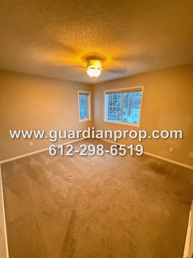 Building Photo - End Unit Townhouse on Secluded Drive Available Now, Updated Kitchen & Baths, Large Primary Suite